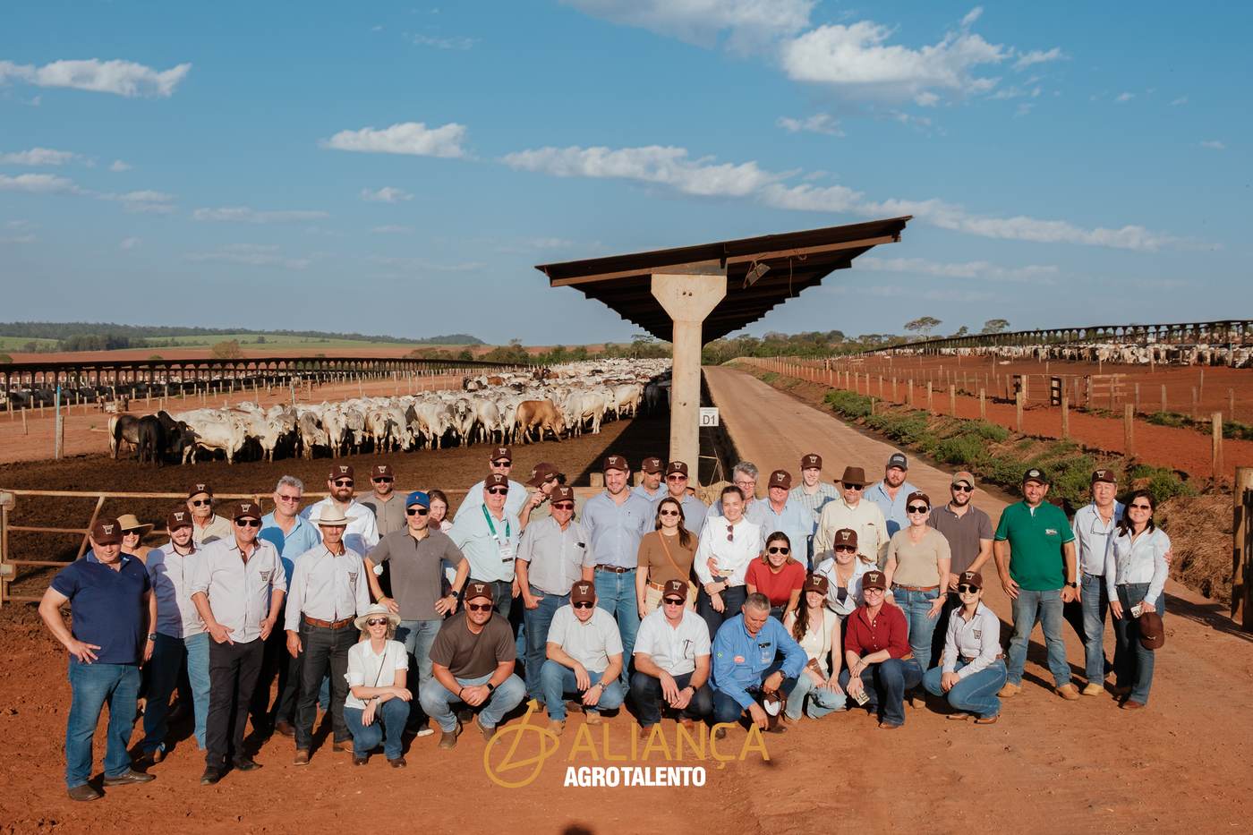 Grupo de produtores da Aliança AgroTalento em visita técnica