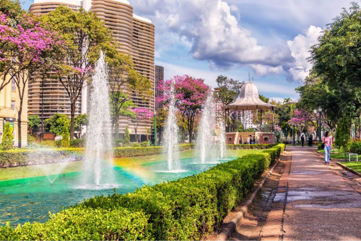 Praça da Liberdade, na Savassi, Belo Horizonte, próxima à Life Cursos