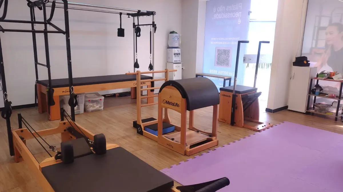 Sala de Pilates com Cadillac, Reformer, Ladder Barrel e Chair