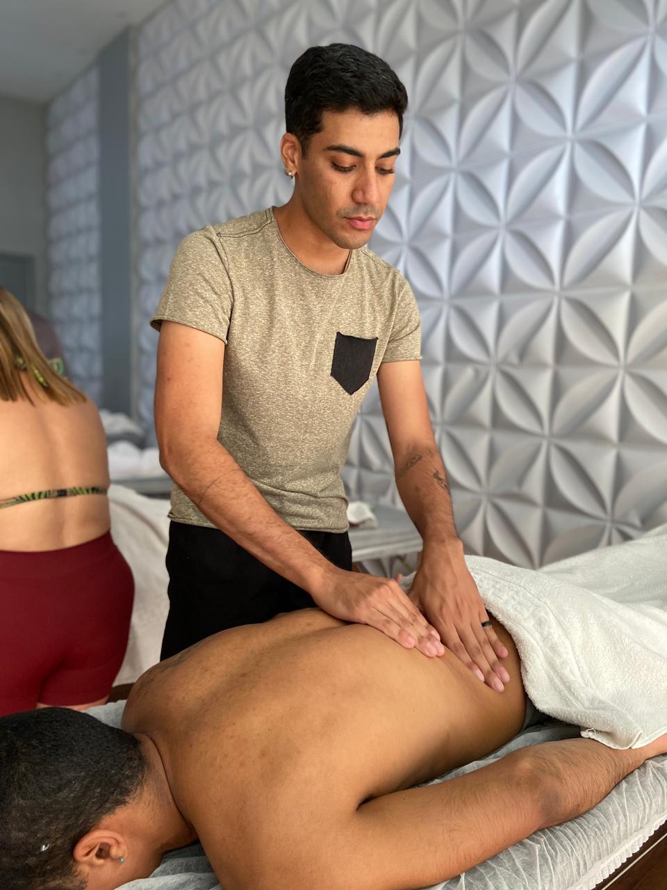 Aluno praticando massoterapia na LIFE Cursos