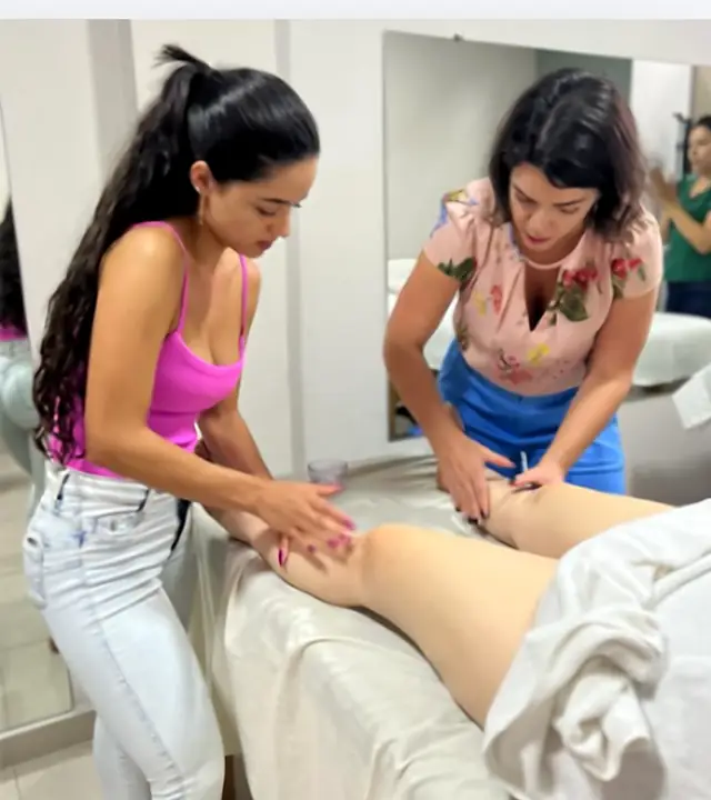 Alunas praticando drenagem linfática corporal em aula na Life Cursos