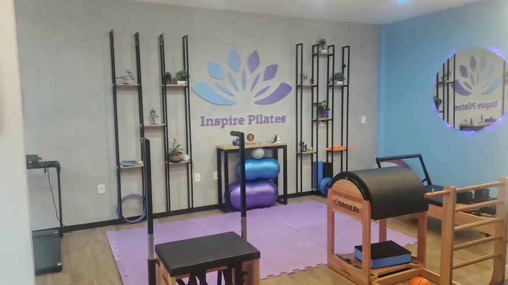 Área de solo com tatame, bolas, acessórios e aparelhos de Pilates