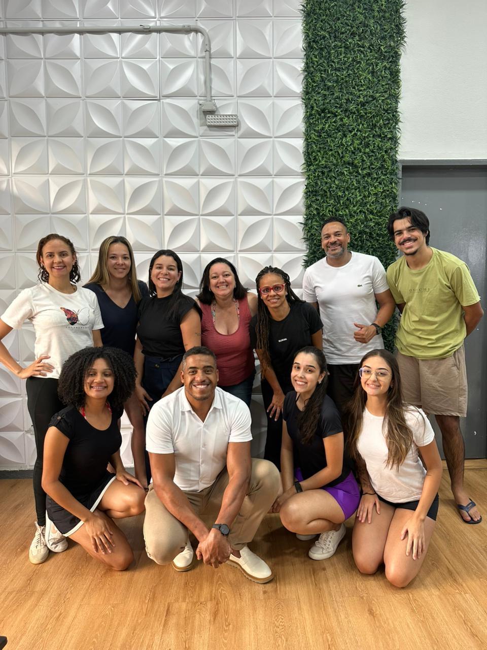 Alunos praticando massoterapia na LIFE Cursos