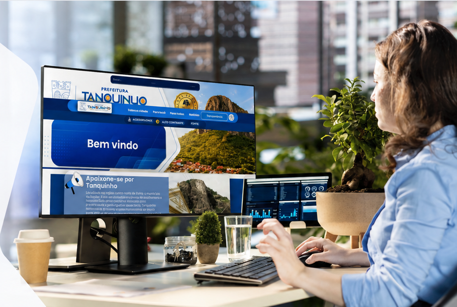 Profissional utilizando portal institucional em um computador