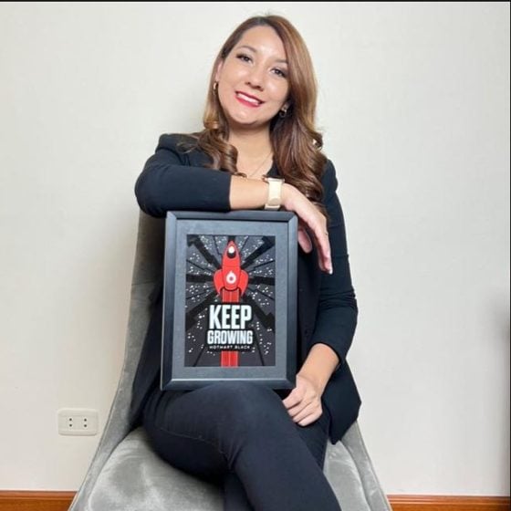 Dielka Almeida con el reconocimiento Keep Growing de Hotmart Black