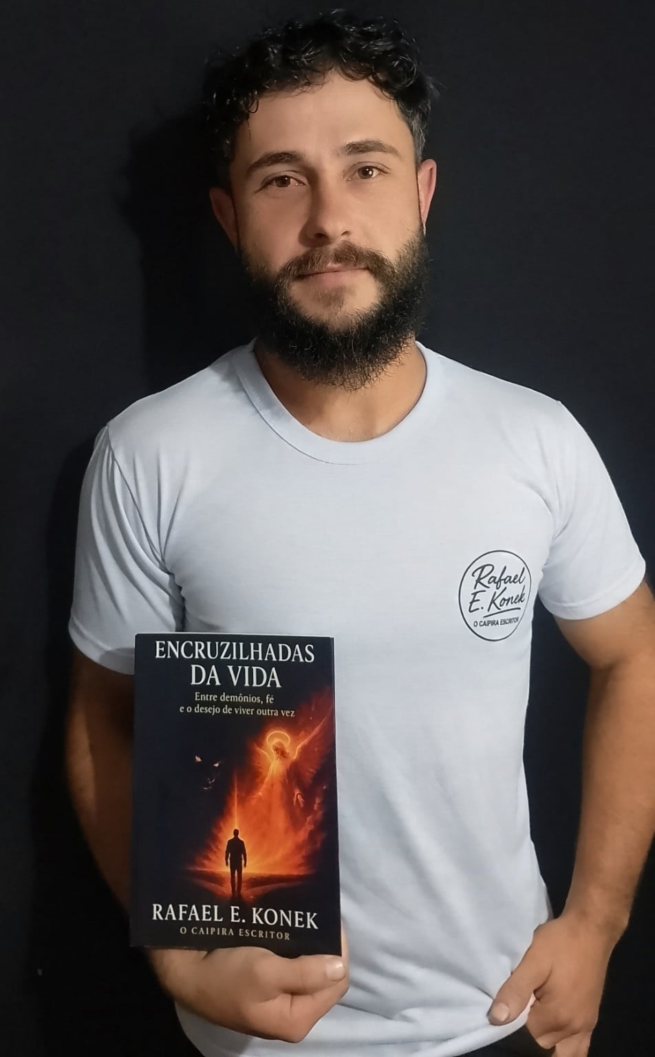 Rafael E. Konek com o livro Encruzilhadas da Vida em mãos