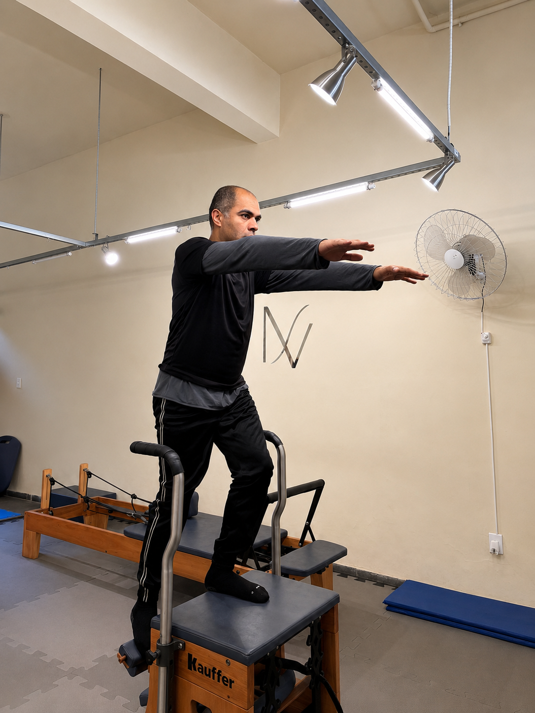 Aluno praticando Pilates na Movitta