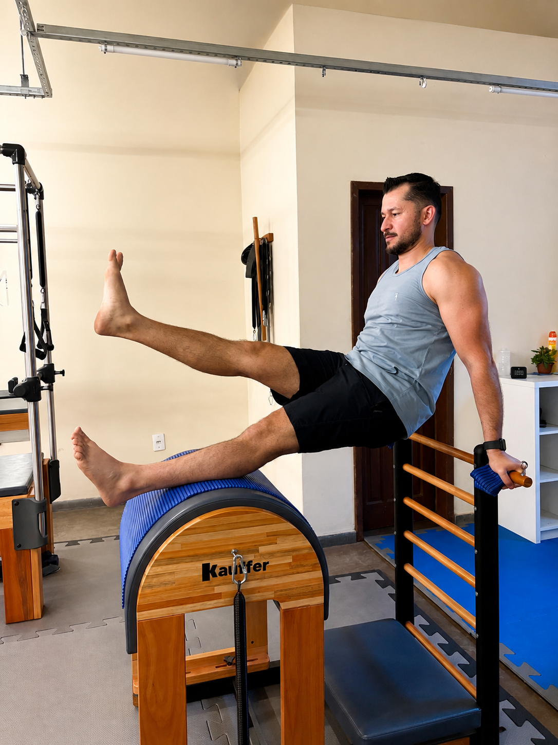 Aluno praticando Pilates no ladder barrel