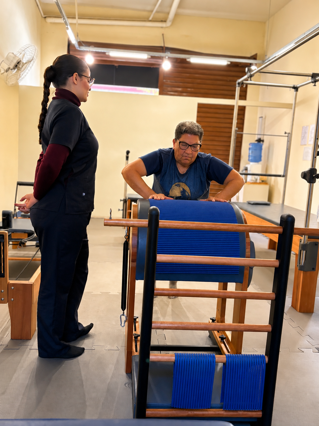 Instrutora acompanhando aluna durante exercício