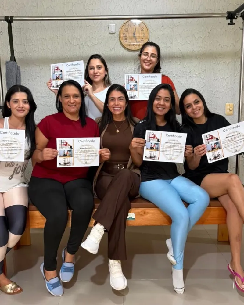 Alunas da Master Formação em Pilates com a fisioterapeuta Diana Fernandes, segurando os certificados