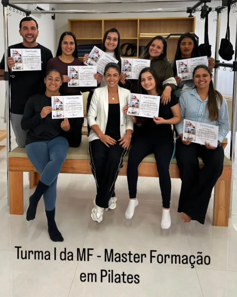 Turma I da Master Formação em Pilates com a fisioterapeuta Diana Fernandes, alunos segurando os certificados