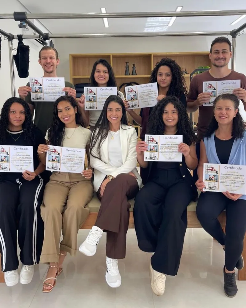 Turma da Master Formação em Pilates com a fisioterapeuta Diana Fernandes, alunos segurando os certificados no estúdio