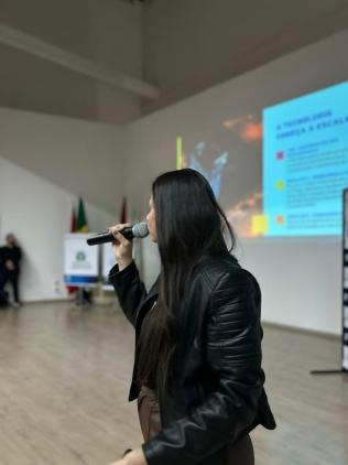 Colaboradora da Zucchetti falando aos estudantes durante o Hackathon