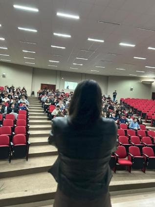 Apresentação da Zucchetti para estudantes no auditório do IFC