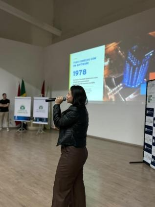 Colaboradora da Zucchetti apresentando a história da empresa no Hackathon