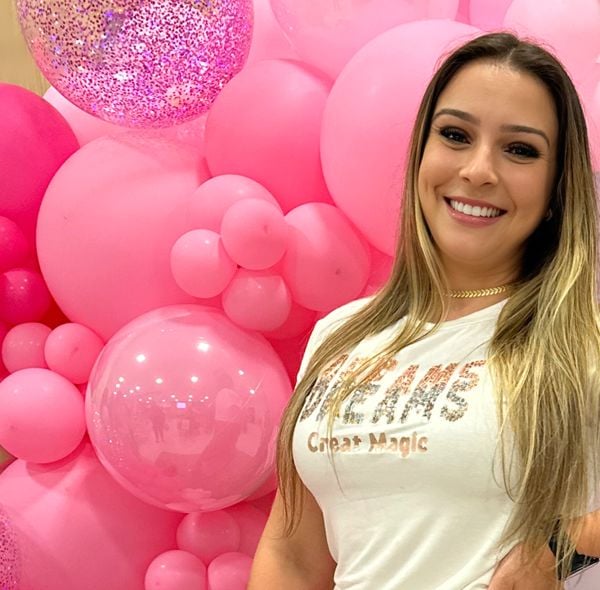 Brenda com uma decoração de balões