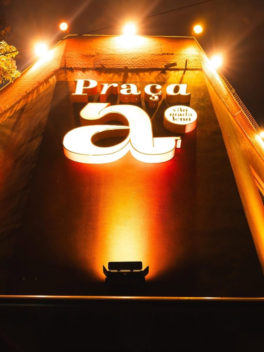 Letreiro luminoso da Praça A na Vila Madalena