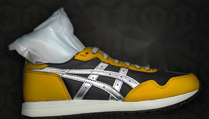 Tênis amarelo com a bucha de ar Heropack inflada dentro do cano