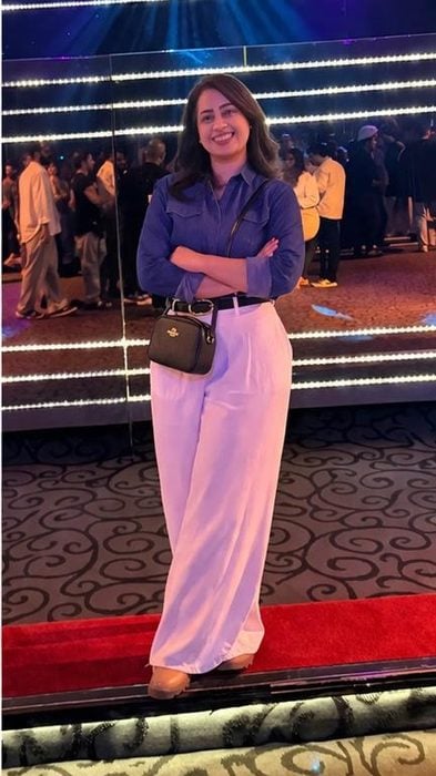 Aluna usando o método em um look elegante