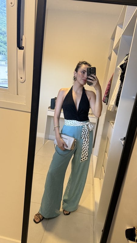 Look para sair à noite, lenço de bolinha na cintura