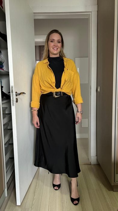 Aluna usando o método em um look elegante