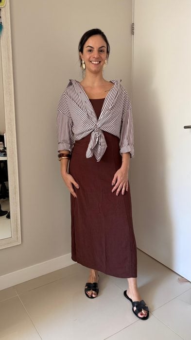 Aluna usando o método em um look elegante