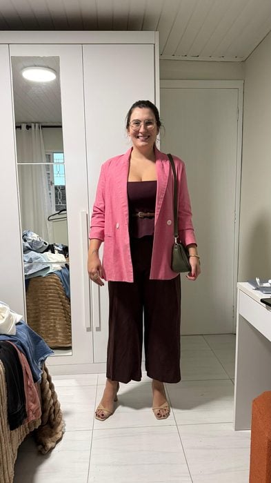 Aluna usando o método em um look elegante