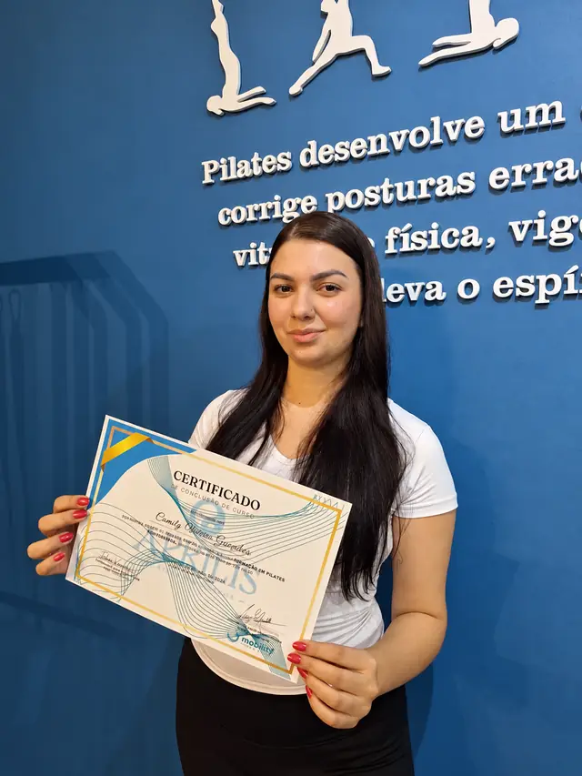 Camily com o certificado de conclusão da formação