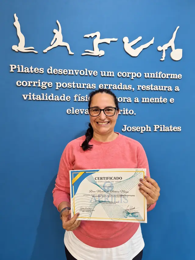 Rosa sorrindo com o certificado de conclusão da formação