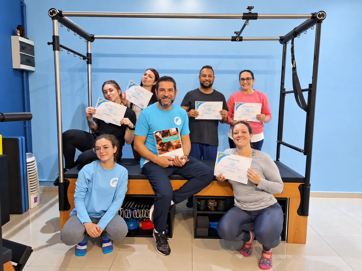 Turma da formação reunida no Cadillac com o professor Fábio Xavier, alunos segurando seus certificados