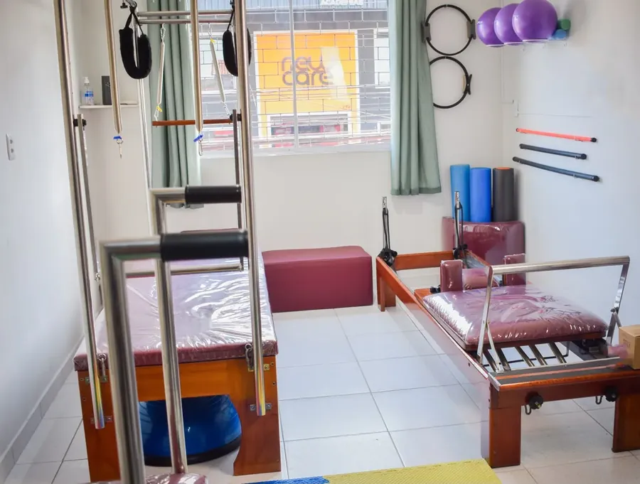 Estúdio da Ju Pilates em Messejana, Fortaleza, com Cadillac, Reformer e acessórios