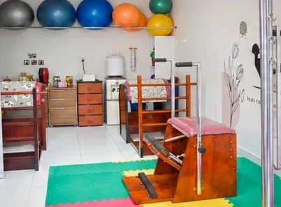 Chair, bolas e acessórios de Pilates no estúdio da Ju Pilates