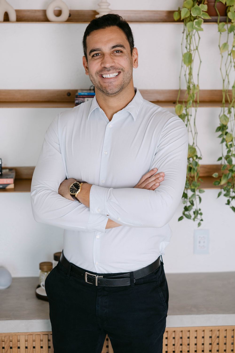 Christian Siegl sorrindo, de braços cruzados