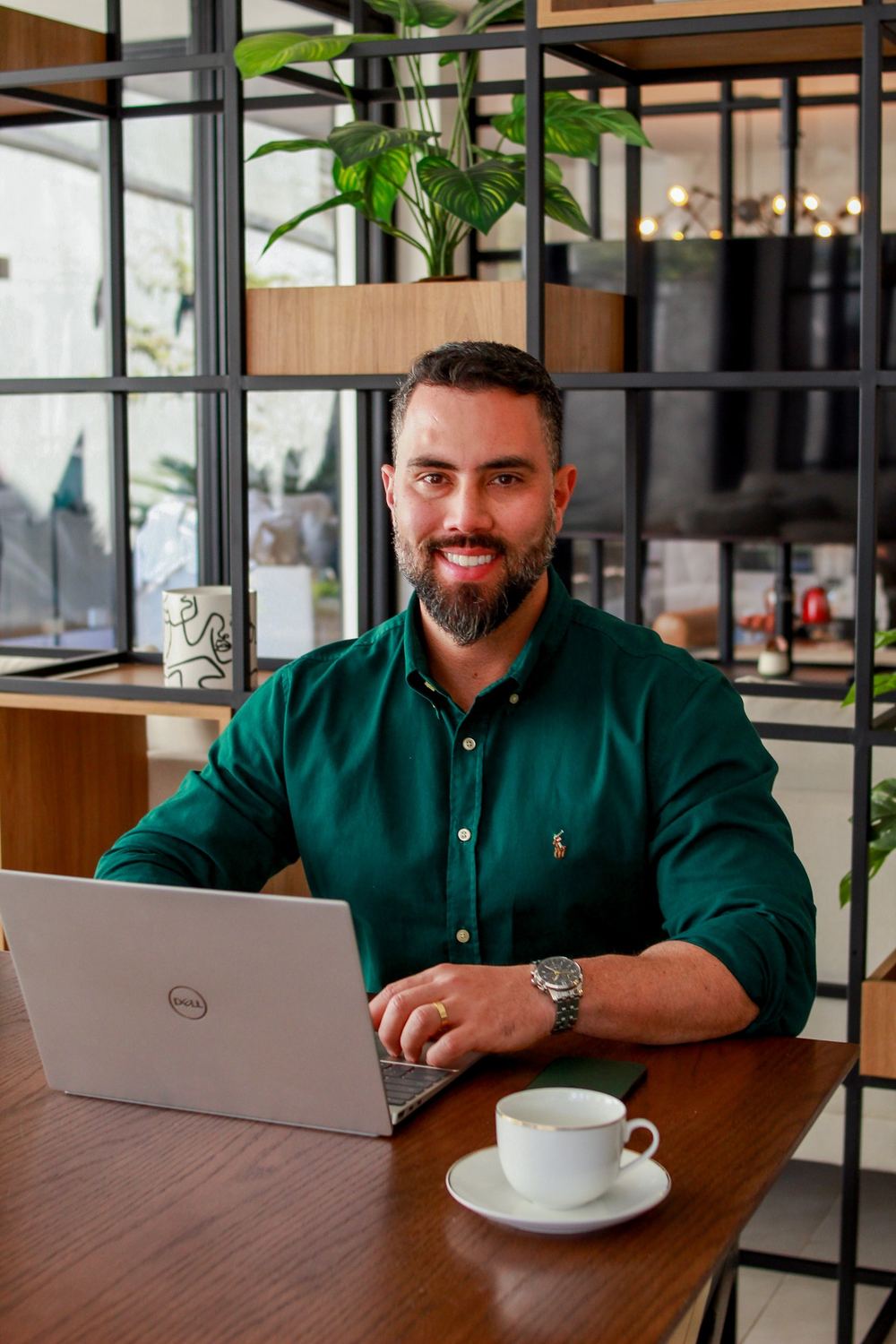 Yves Ivantes no escritório, com notebook