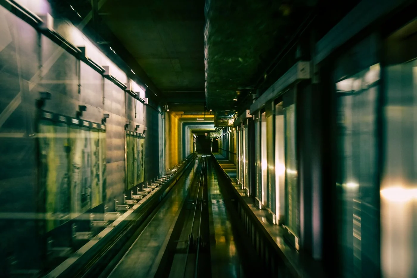 Estrutura interna, trilhos e componentes de um poço de elevador