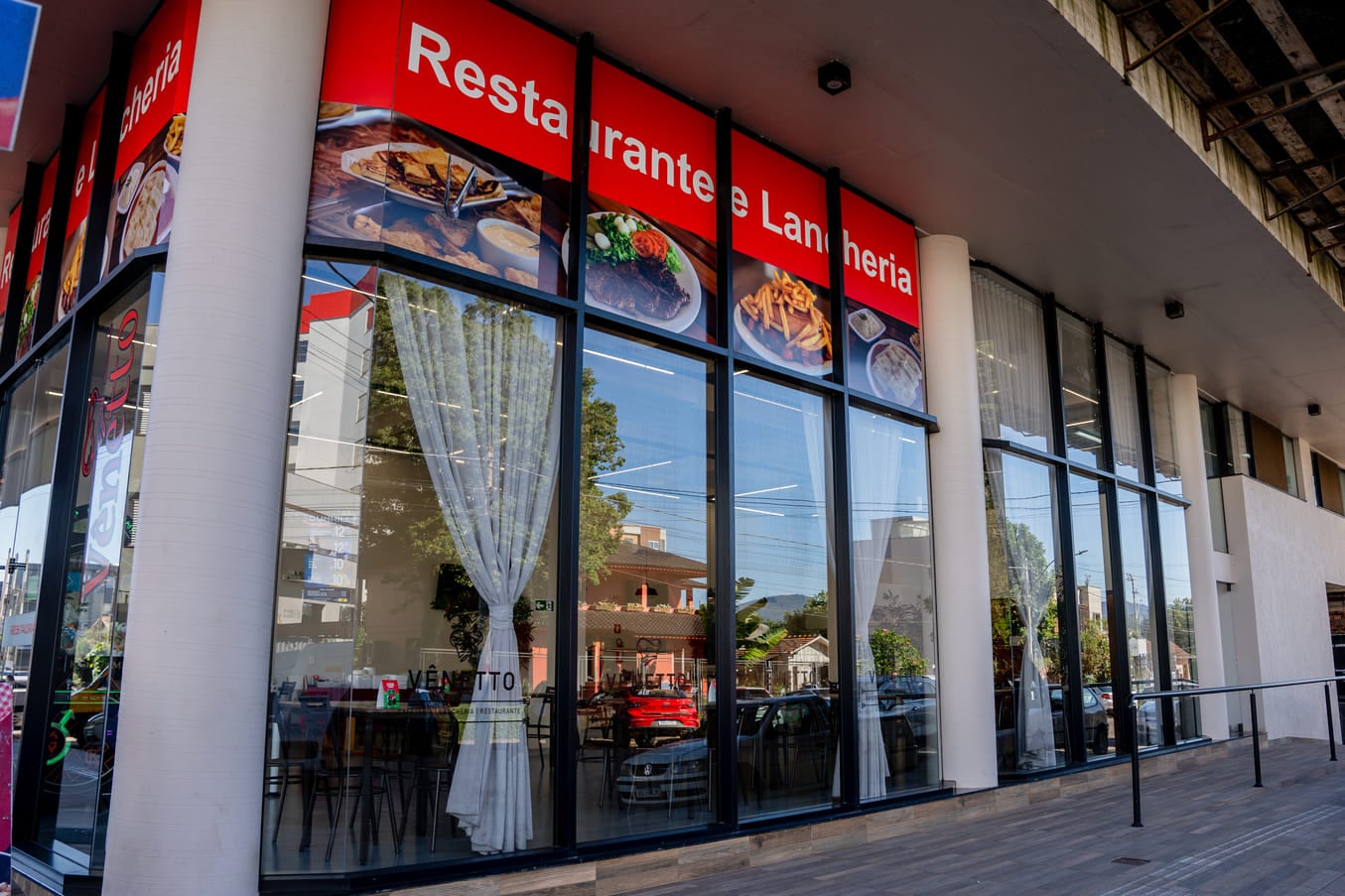 Restaurante com Esquadrias de Alumínio