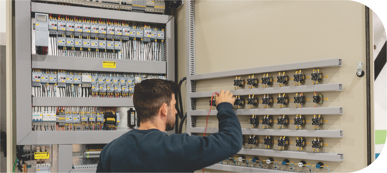 Técnico testando painel elétrico