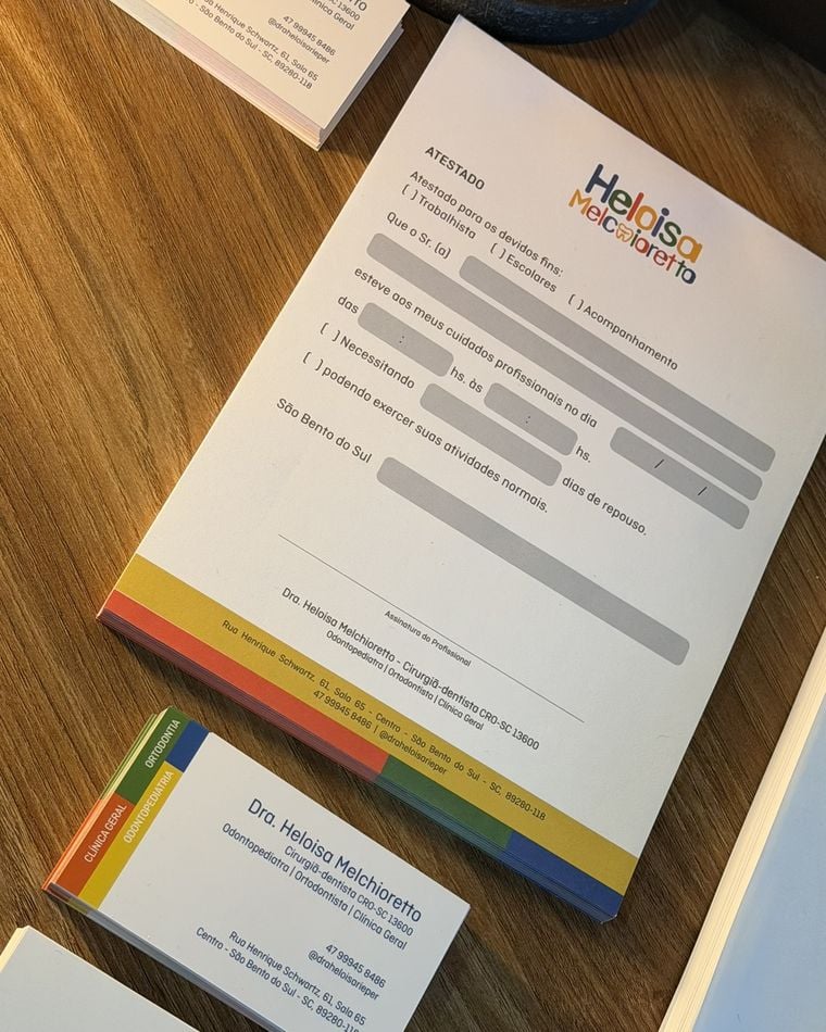 Bloco de atestado e cartões de visita personalizados para uma clínica odontológica