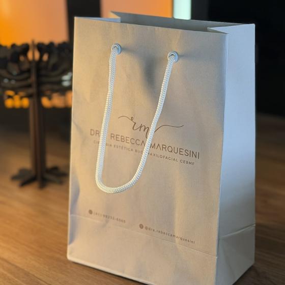 Sacola de papel personalizada com a marca de uma cirurgiã
