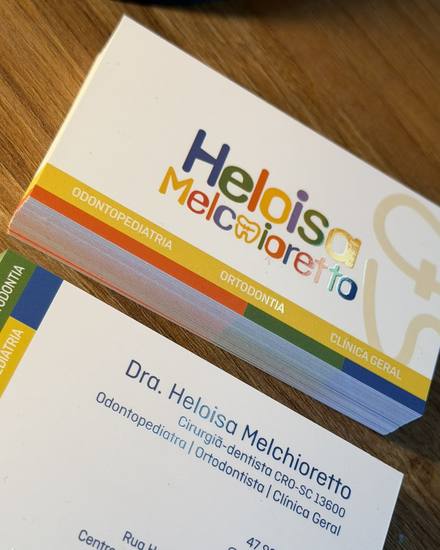 Cartões de visita coloridos de uma odontopediatra
