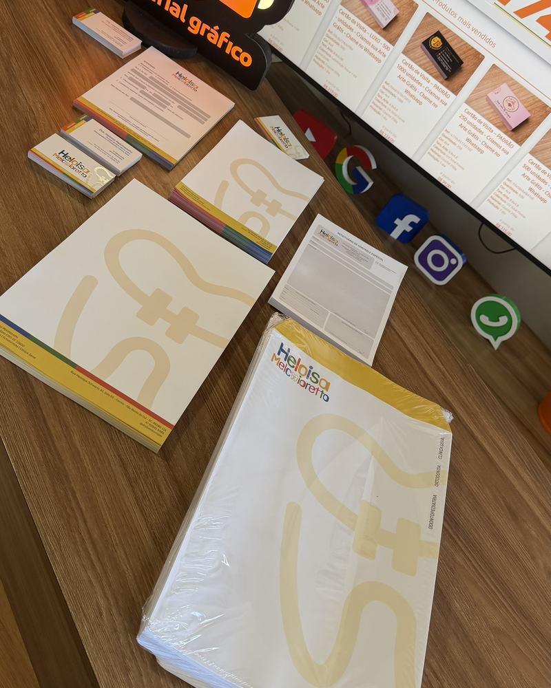 Papelaria completa de uma clínica odontológica: blocos, receituário, papel timbrado e cartões