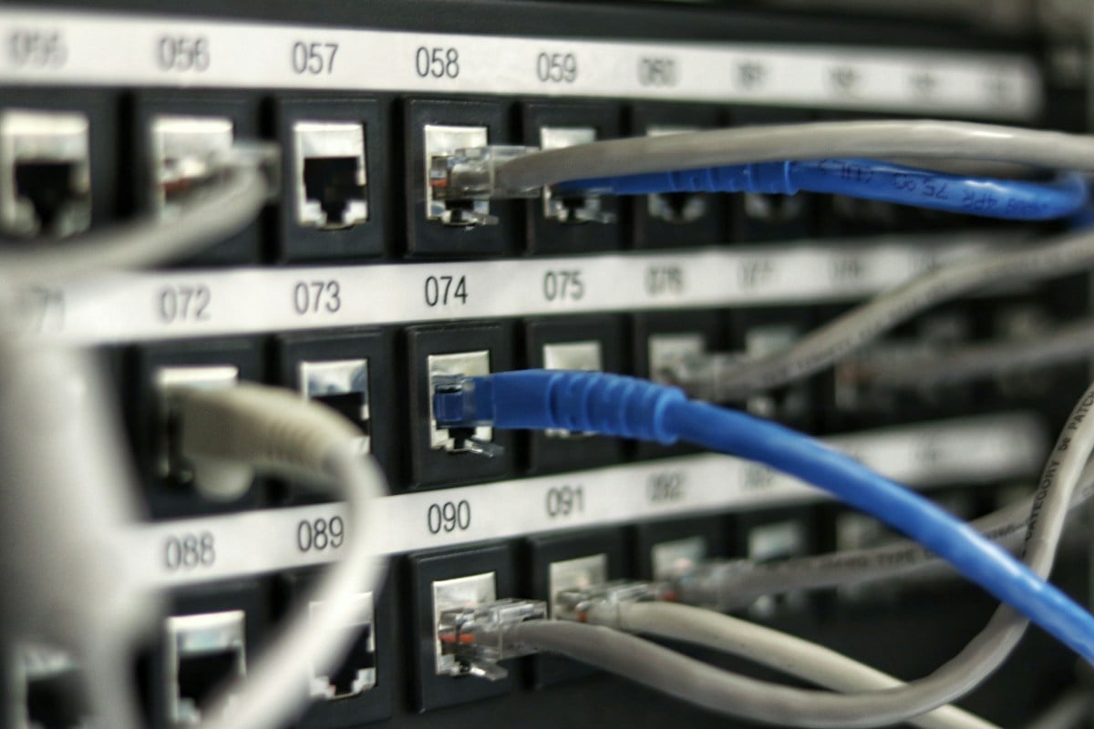 Cabeamento de rede conectado a equipamentos de infraestrutura