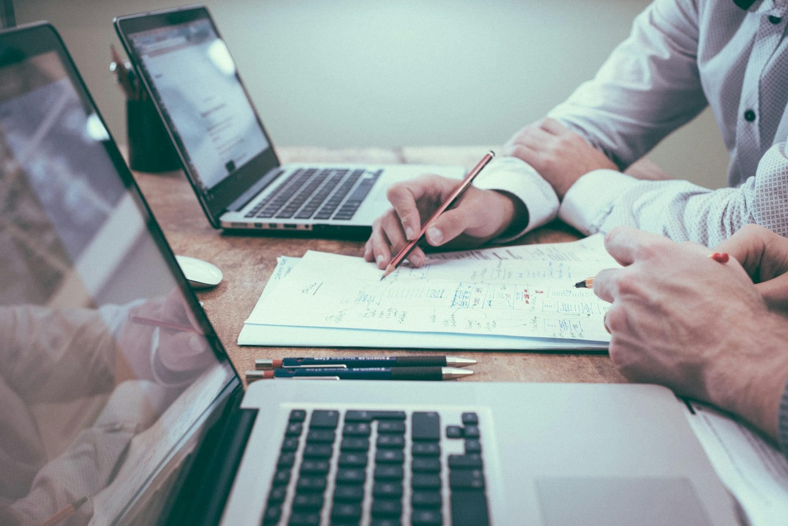 Equipe de administração reunida analisando resultados em reunião de trabalho