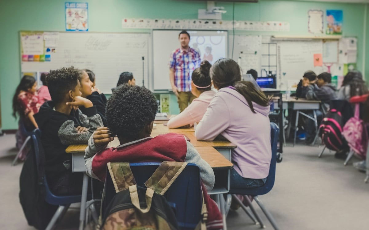 Estudantes em sala de aula no curso técnico de meio ambiente