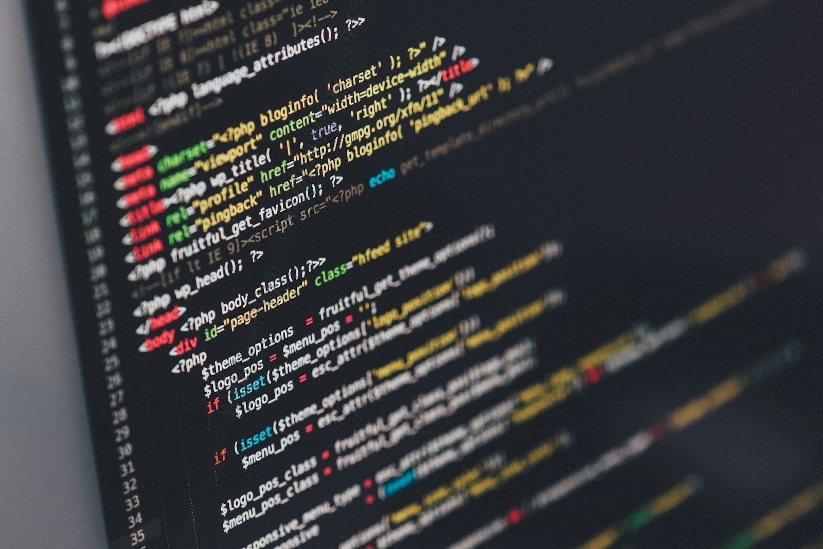Código de programação exibido na tela de um computador