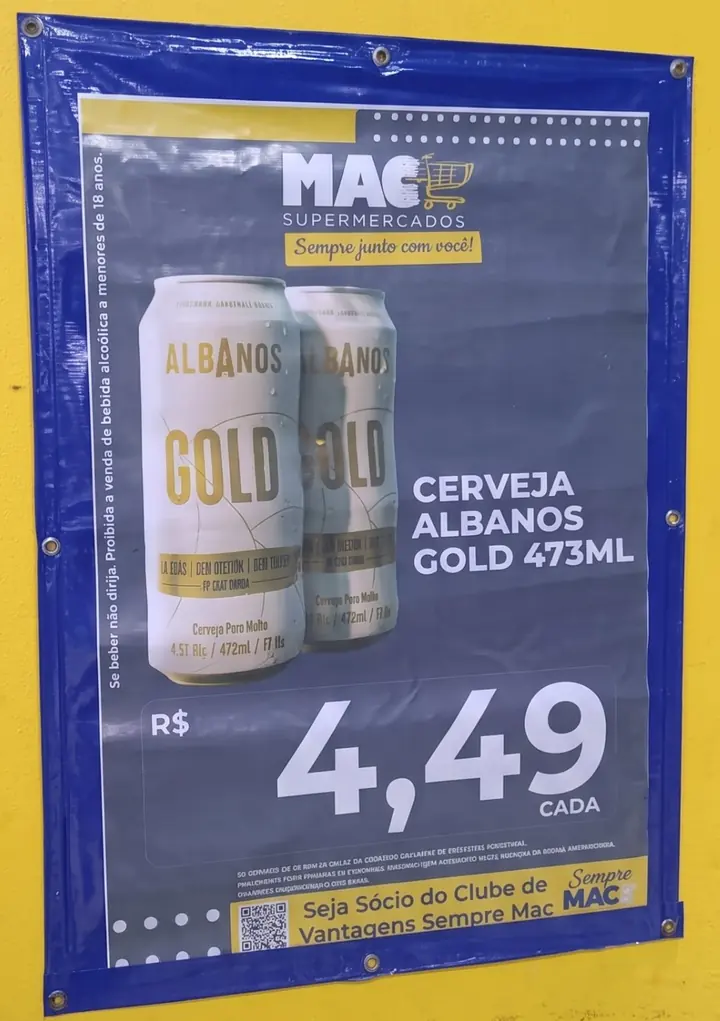 Porta-cartaz em lona azul com visor cristal e ilhoses metálicos, fixado na parede com um cartaz de oferta protegido