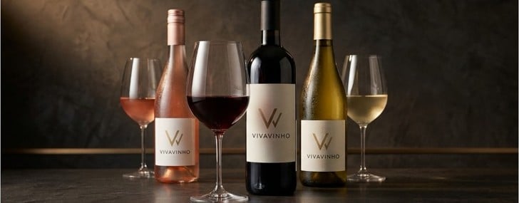 Garrafas de vinho da Vivavinho com taças servidas