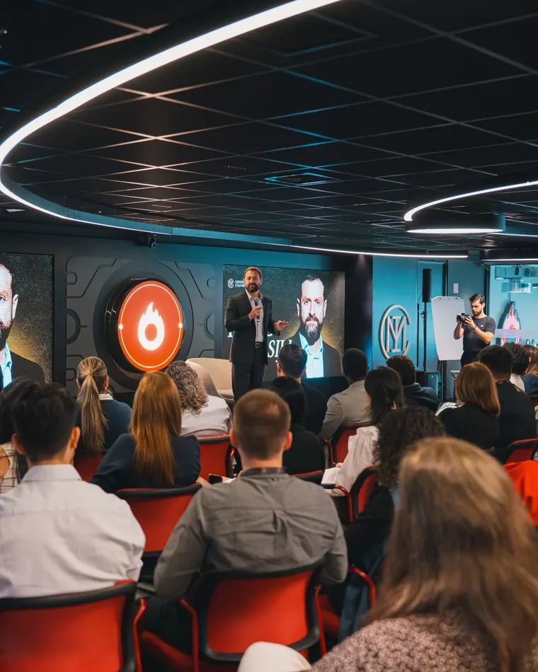 Palestra do Dr. Italo no palco do CIM ao Vivo