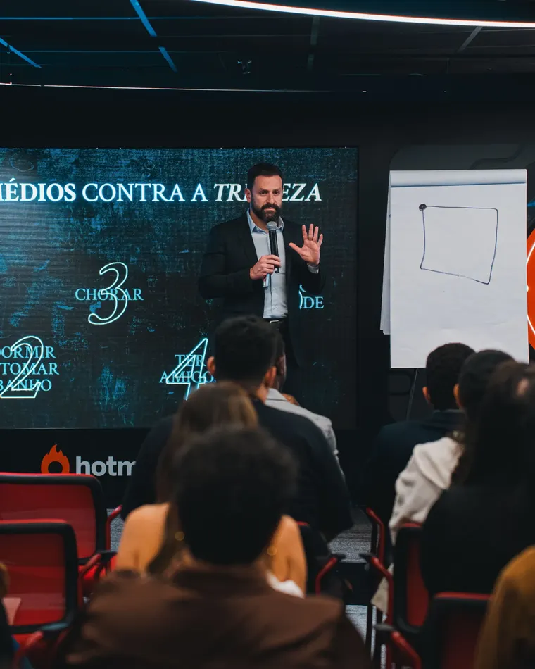 Dr. Italo apresentando os remédios contra a tristeza