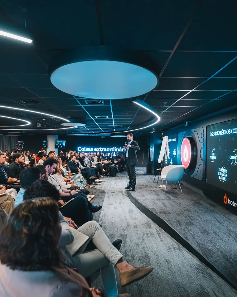 Visão geral da sala durante a palestra
